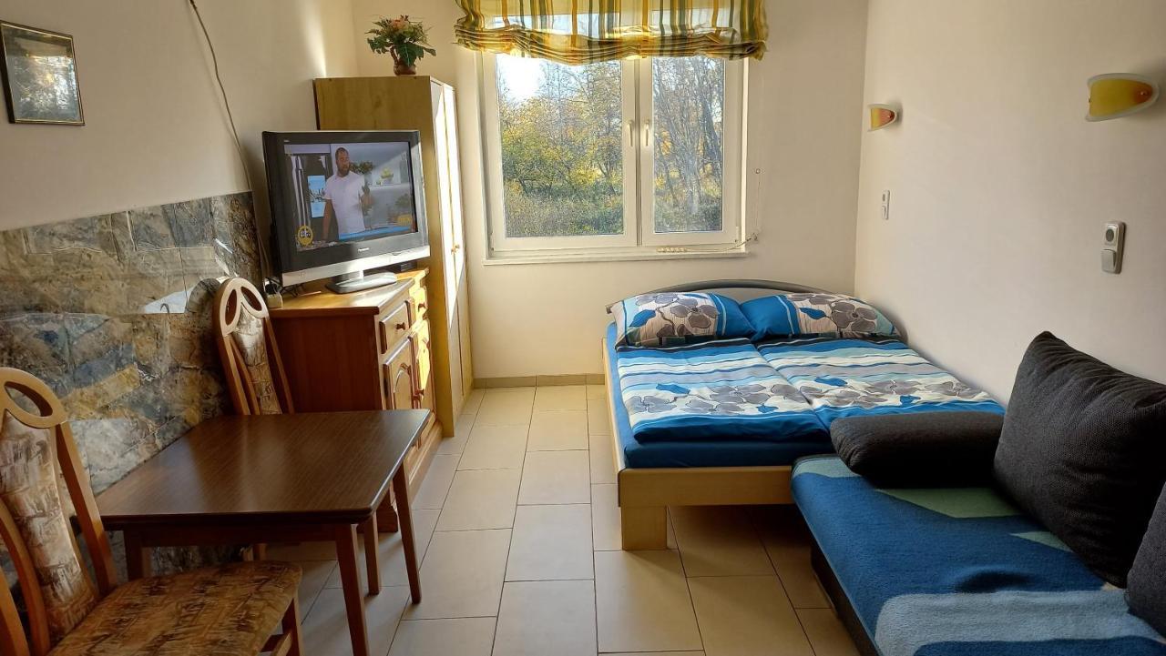 Pokoje Goscinne Dw Antom Dzwirzyno Exterior photo