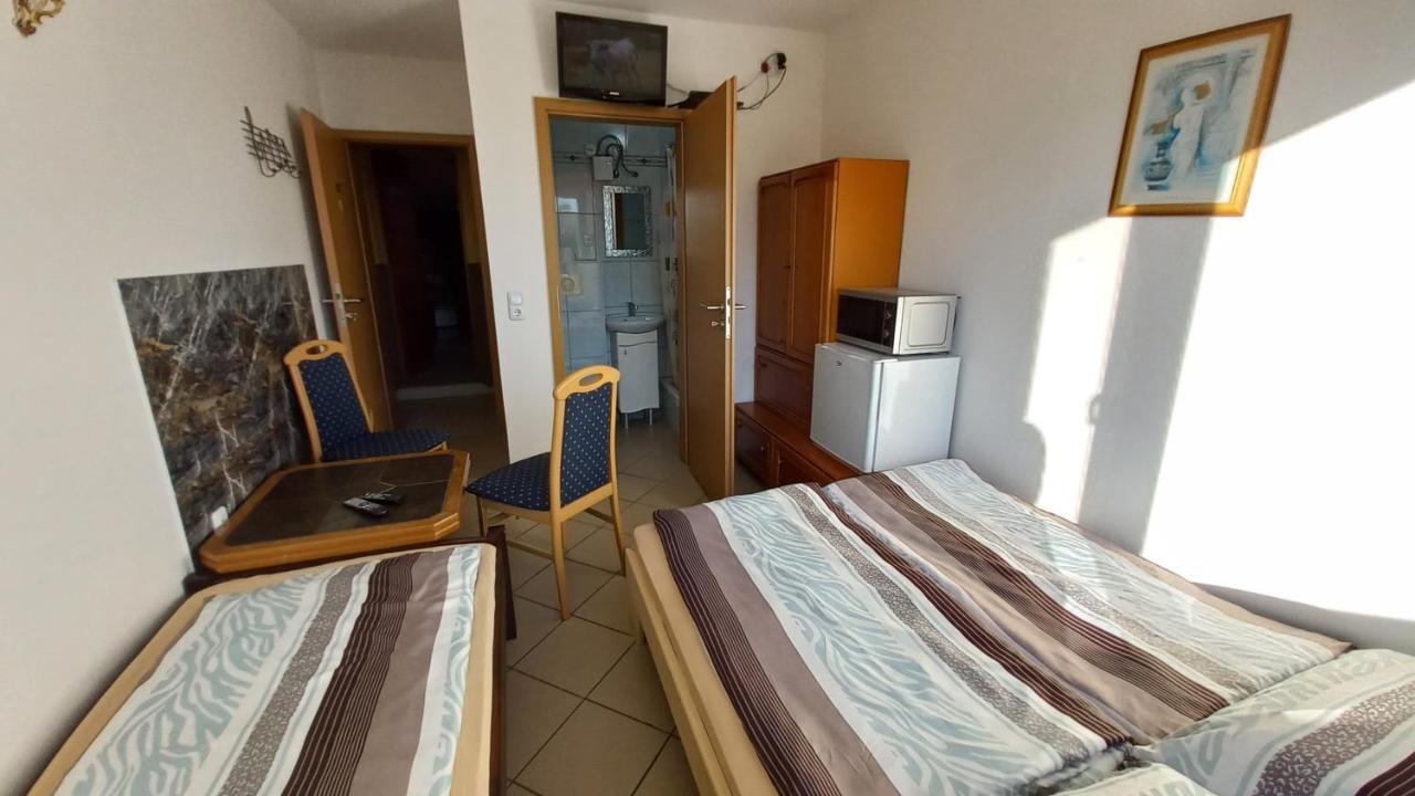 Pokoje Goscinne Dw Antom Dzwirzyno Exterior photo